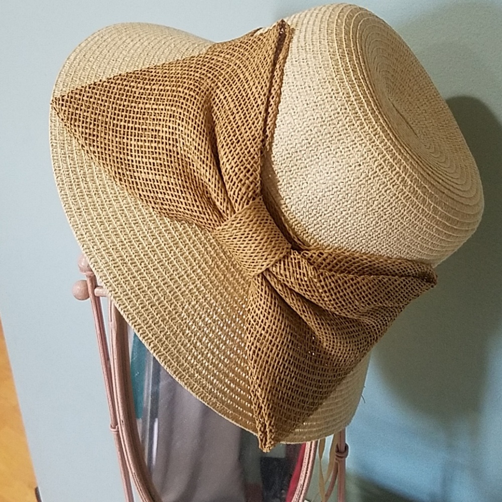 Beautiful Bow hat! - Picture 2 of 5